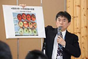 説明を行う山形県拠点職員