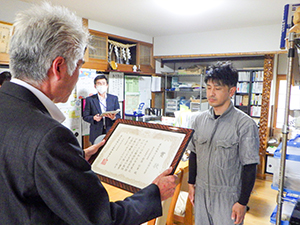 萩原代表へ賞状の授与