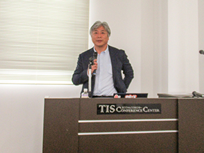 あいさつをする花田地方参事官