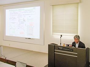 説明をする花田地方参事官