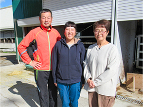 左から鈴木英行さん、次女の広美さん、 妻の純子さん