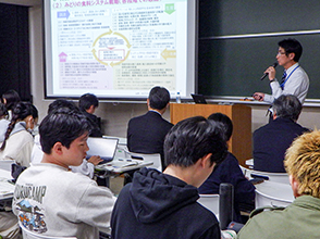 説明する山形県拠点職員