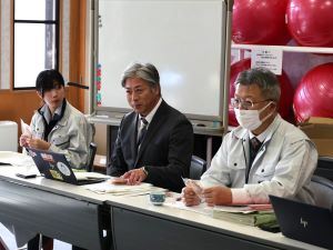 棚田地域振興コンシェルジュの 花田地方参事官(中央)