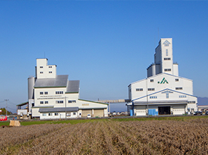 <山形地区カントリーエレベーター> 1号CE 昭和62年9月15日 竣工(左) 2号CE 平成9年3月20日 竣工(右)