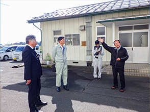 <意見交換の様子➀> 金澤 場長 (1番 右) 花田 地方参事官(1番 左)