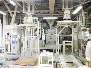 <2号CE内の様子➀> 籾摺機と計量器