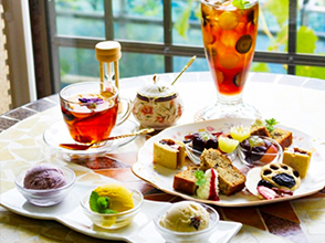 カフェで提供される オリジナルスイーツ (写真提供 漆山果樹園)