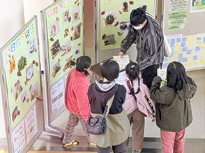 学生による来場者への説明