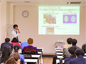 説明する山形県拠点職員