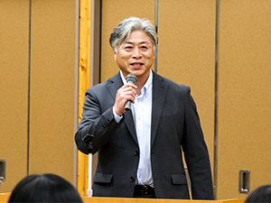 挨拶する花田地方参事官
