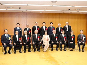 吉村県知事を囲んでの記念撮影の様子