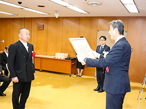 「㈱やまがたさくらんぼファーム」の 矢萩代表取締役（写真左）