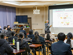 説明する山形県拠点職員
