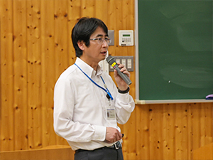 説明を行う山形県拠点職員