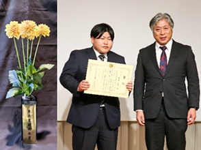 東北農政局長賞の (ダリア)齋藤 弘史さん (写真左)