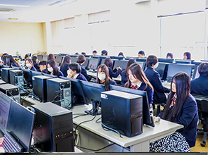 説明を聞く生徒たち