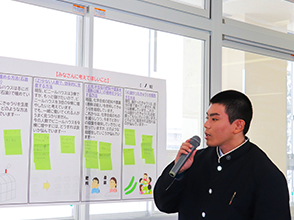 グループ討議の結果を発表する男子学生