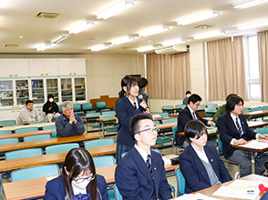 質問する生徒(女子)