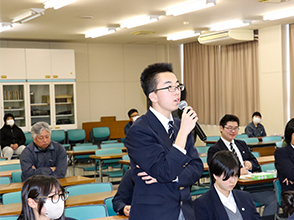 質問する生徒(男子)