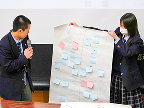 グループ討論の結果を発表する男子学生