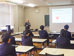 説明する山形県拠点職員