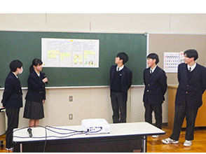 グループ討議の発表をする5人の生徒