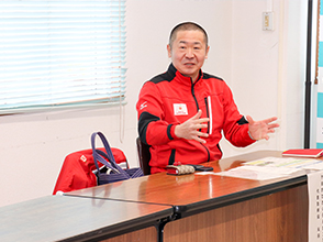 スマート農業技術について説明する矢萩代表取締役