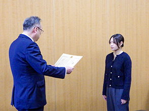 賞状を授与される須藤さん