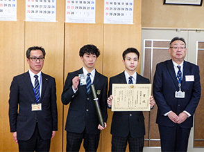 授与式の参加者（左から井家勝己校長先生、受賞グループのメンバーである髙橋雄征さんと船山優希さん）