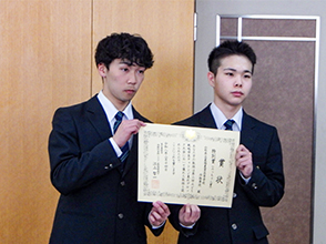 賞状を持つ髙橋さん(左)と船山さん(右)