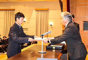 代表者への賞状授与