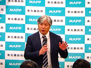 挨拶する花田地方参事官