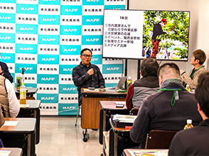 体験談を話す地域おこし協力隊OB
