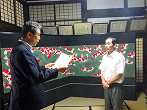中川代表へ賞状の授与