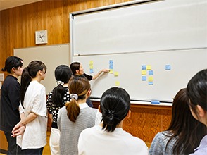 出し合った意見を付箋に書いて貼りだし、みんなで取り組みたいものを絞っていく。