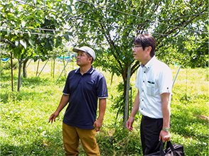 梨園の説明をする五十嵐氏（左）