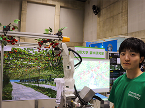 「未来の果樹園展」（さくらんぼ自動収穫ロボット）