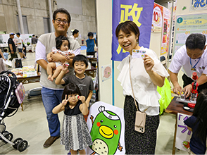 山形県拠点の情報発信ブース（クイズに挑戦し、缶バッジを作製した家族）