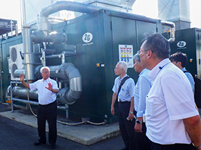 施設(発電装置)について説明する後藤社長