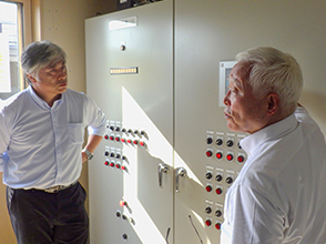 施設(発電状況)の説明を受ける花田地方参事官