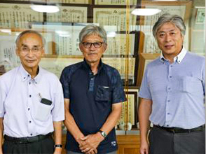 (左から)もがみグリーンファーム大場 代表取締役、菅さん、 花田地方参事官