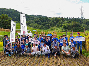 山形交響楽団をはじめとする 稲刈り参加者の皆さん