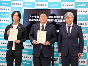 花田地方参事官（左）と成田農産飯澤尚史理事（中）、遠藤農産遠藤竜也常務取締役（左）