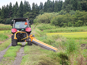 トラクターでの草刈り