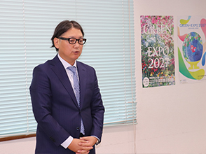 実施計画の概要を説明する鈴木社長