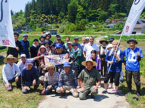 田植えが終わって参加者と記念撮影