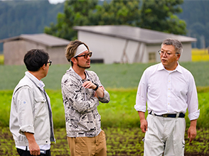 圃場での意見交換の様子(中:長倉代表取締役)