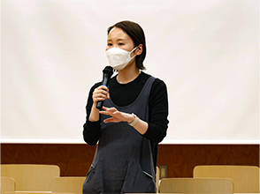 説明を行う牛﨑助教