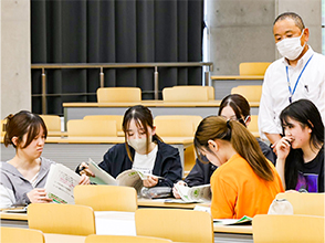 真剣にアイデアを出し合う学生の様子