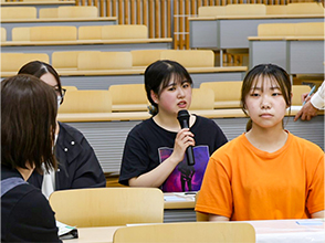 取りまとめた意見を発表する学生